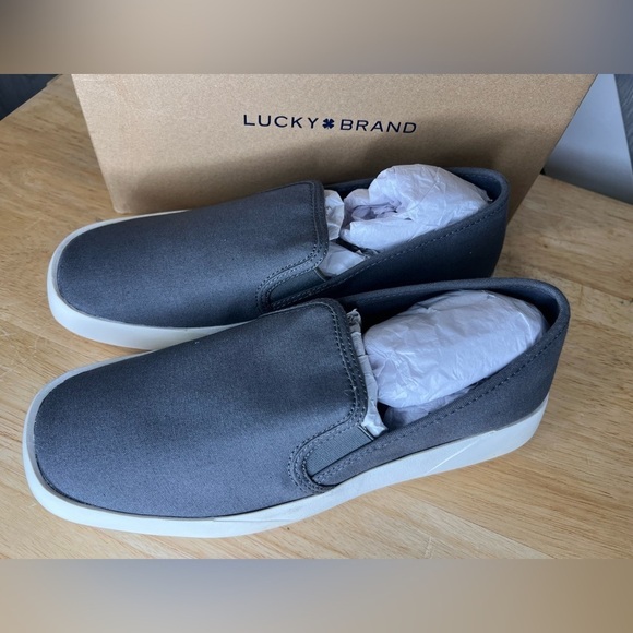 S06. NWT Lucky Brand Gimmony Slip On Sneaker Castle Rock Grey 10M - Picture 3 of 7